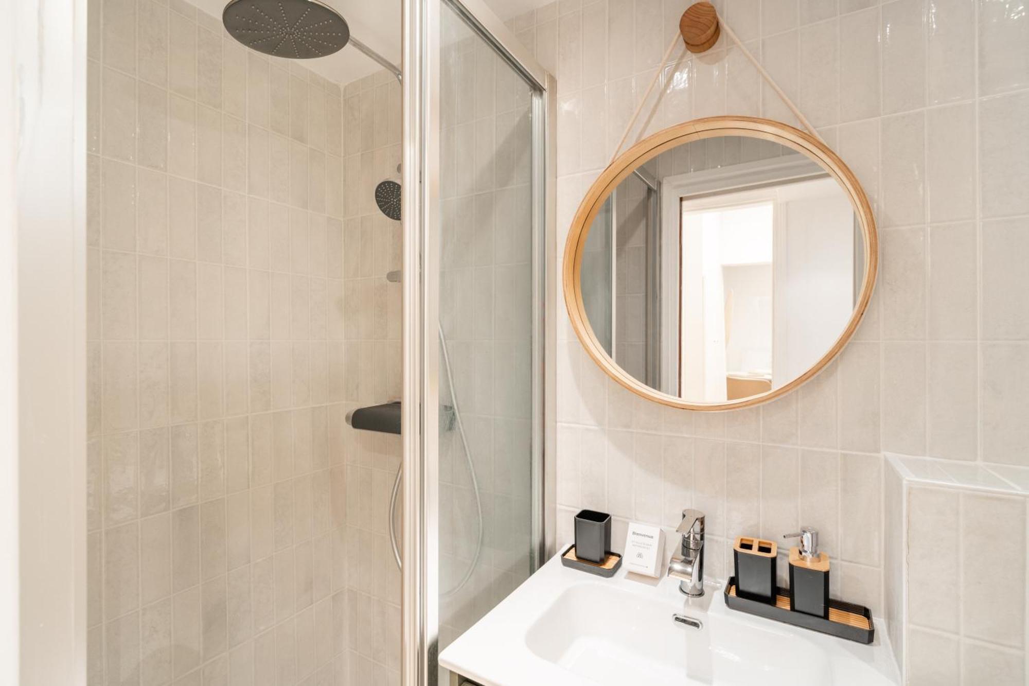 Appartement Cozy In Lively Neighborhood 3p Parijs